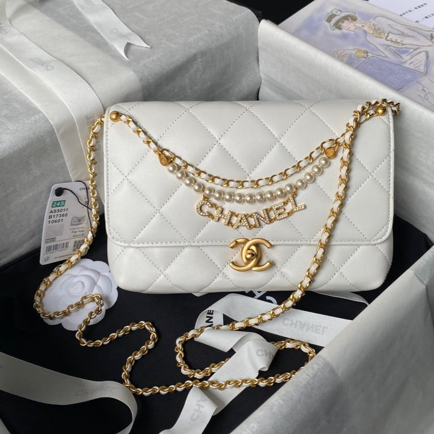 24A PETIT SAC À RABAT 23CM EN CUIR D'AGNEAU BLANC AVEC PERLES ET QUINCAILLERIE DORÉE