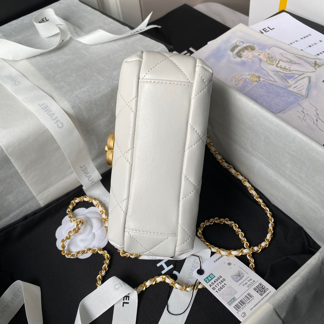 24A MINI SAC À RABAT 19 CM EN CUIR D'AGNEAU BLANC AVEC PERLES ET QUINCAILLERIE DORÉE