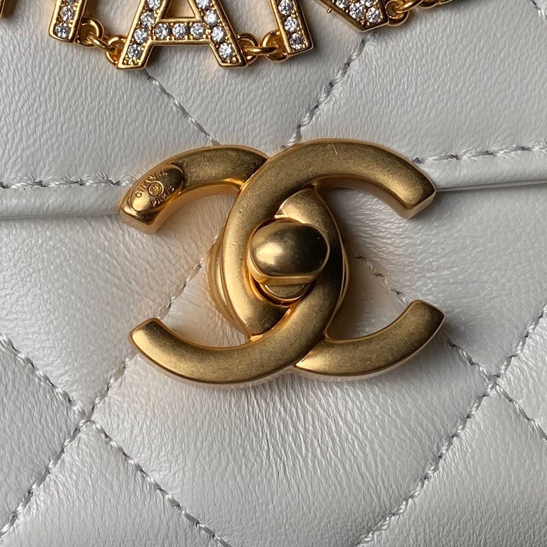 24A MINI SAC À RABAT 19 CM EN CUIR D'AGNEAU BLANC AVEC PERLES ET QUINCAILLERIE DORÉE