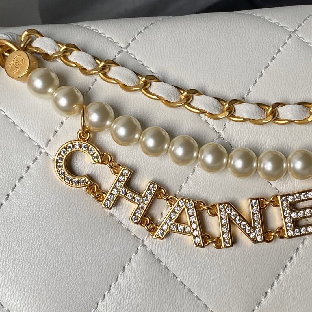 24A MINI SAC À RABAT 19 CM EN CUIR D'AGNEAU BLANC AVEC PERLES ET QUINCAILLERIE DORÉE