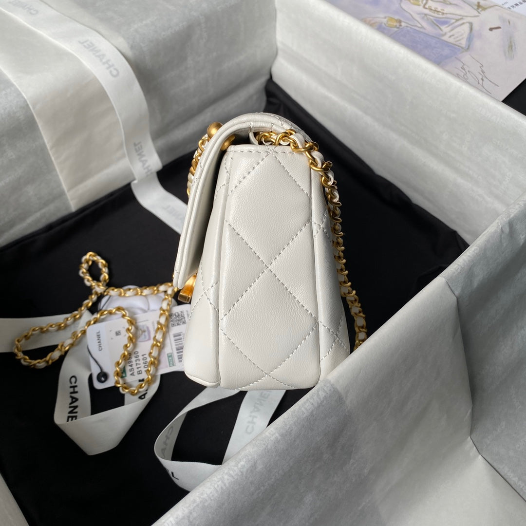 24A MINI SAC À RABAT 19 CM EN CUIR D'AGNEAU BLANC AVEC PERLES ET QUINCAILLERIE DORÉE