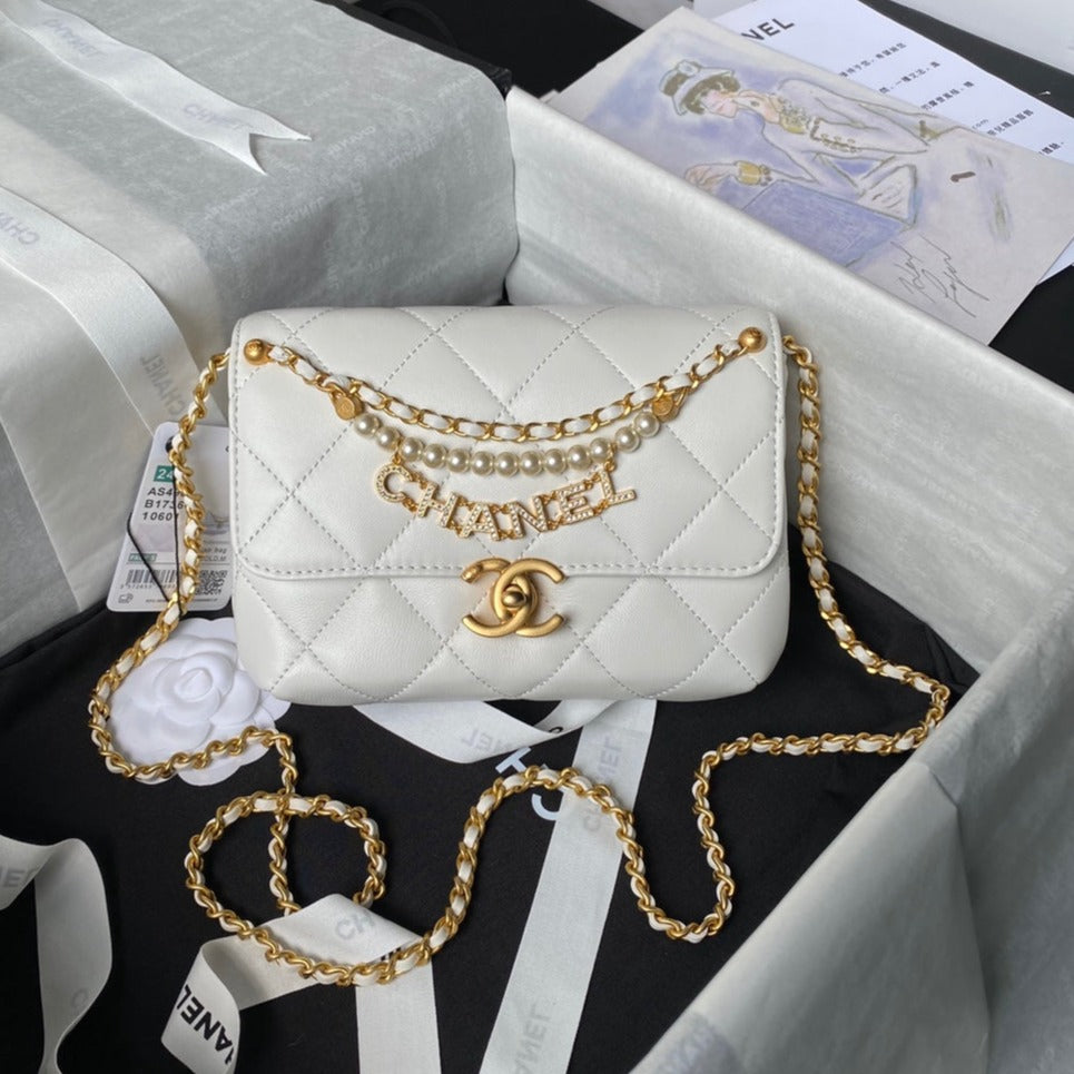 24A MINI SAC À RABAT 19 CM EN CUIR D'AGNEAU BLANC AVEC PERLES ET QUINCAILLERIE DORÉE