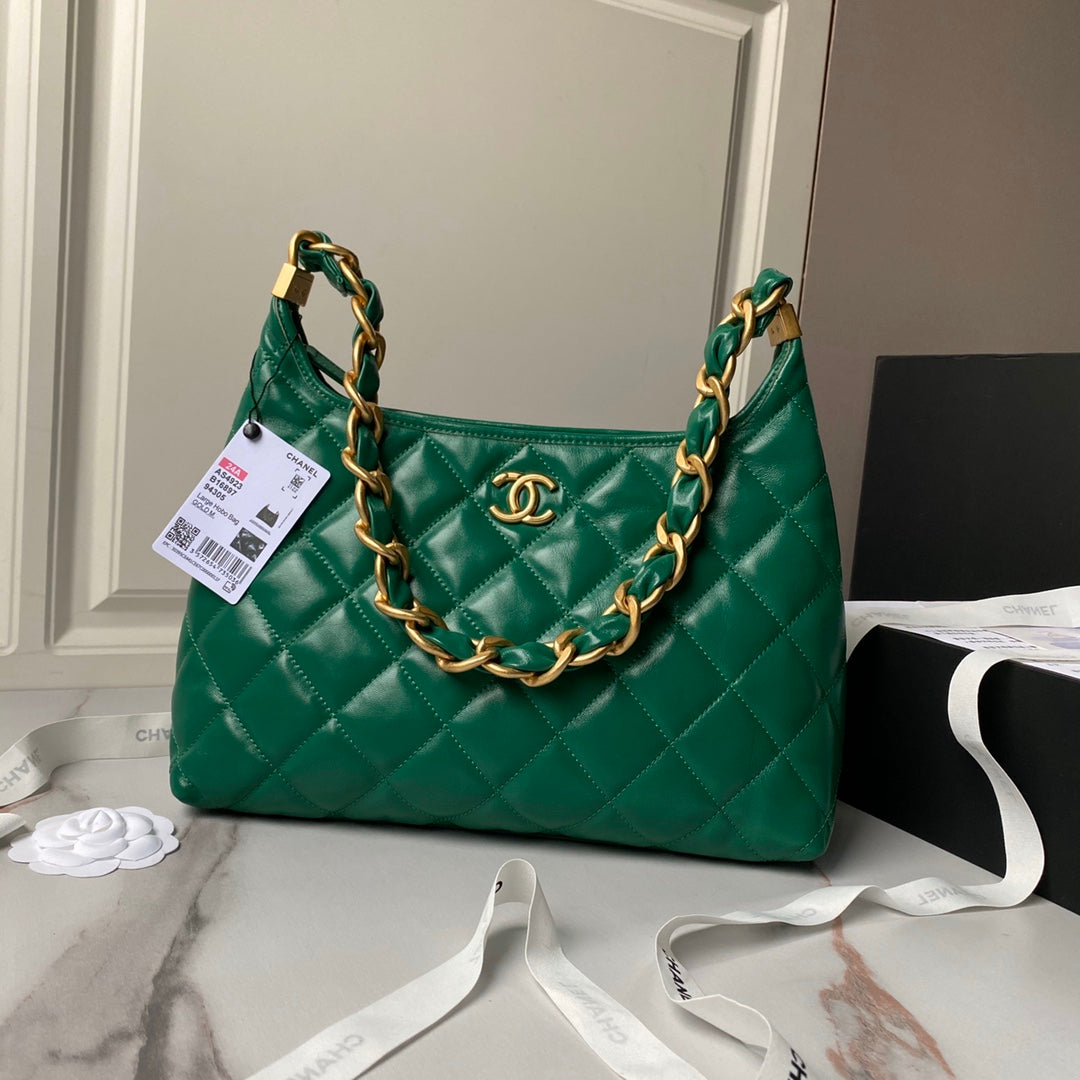 SAC HOBO 24A 38 CM EN CUIR DE VEAU VERT ET QUINCAILLERIE DORÉ