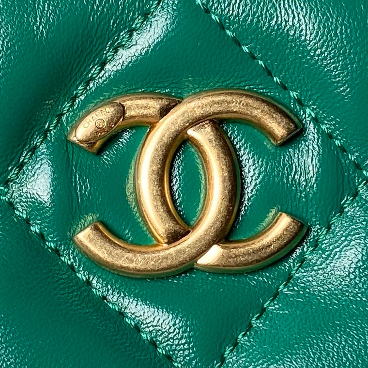 SAC HOBO 24A 38 CM EN CUIR DE VEAU VERT ET QUINCAILLERIE DORÉ