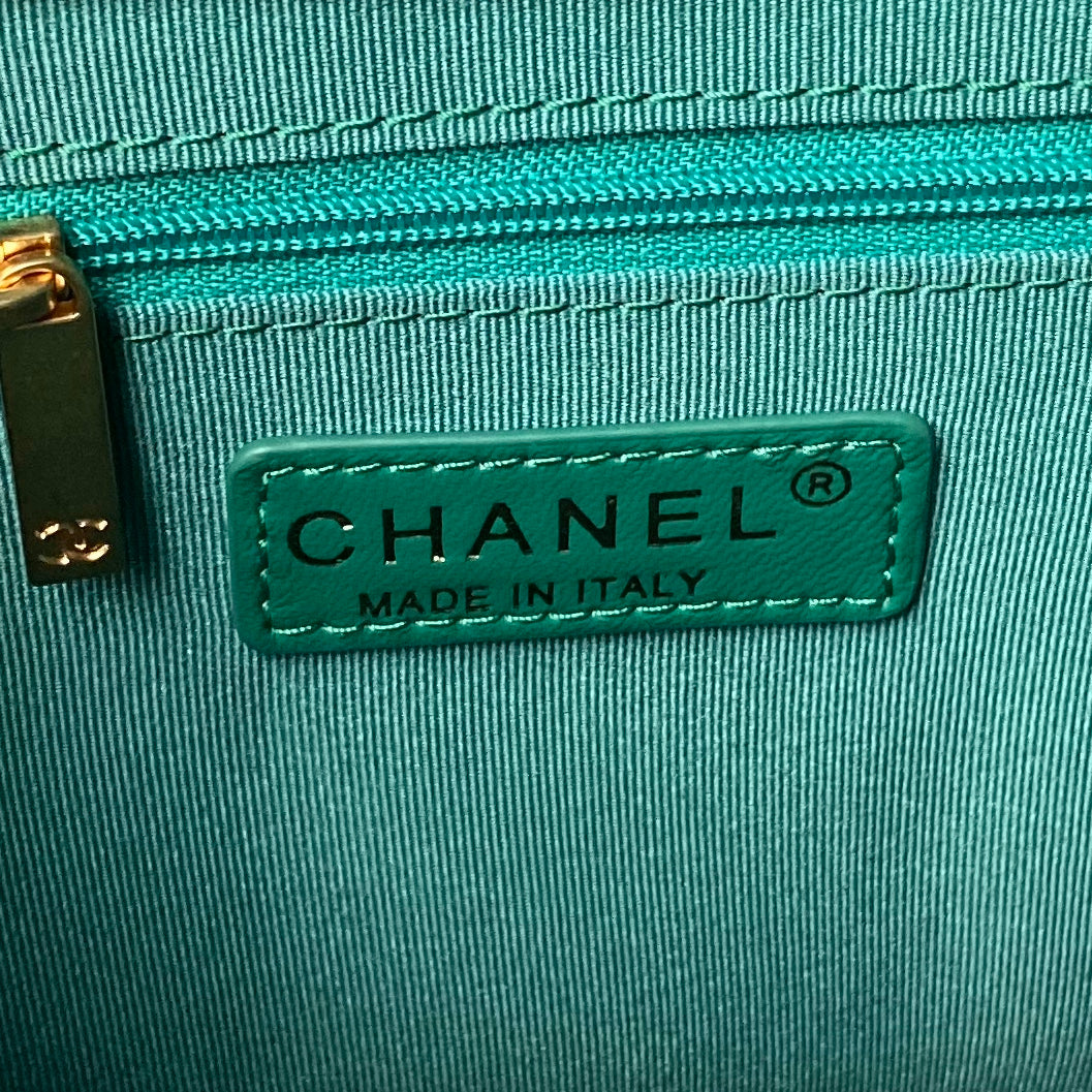 SAC HOBO 24A 38 CM EN CUIR DE VEAU VERT ET QUINCAILLERIE DORÉ