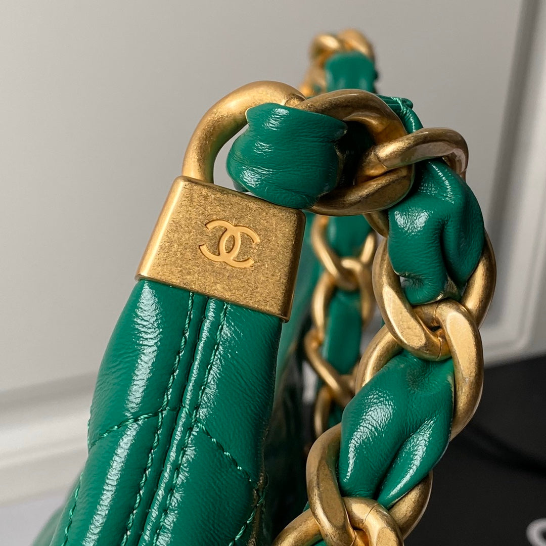 SAC HOBO 24A 38 CM EN CUIR DE VEAU VERT ET QUINCAILLERIE DORÉ