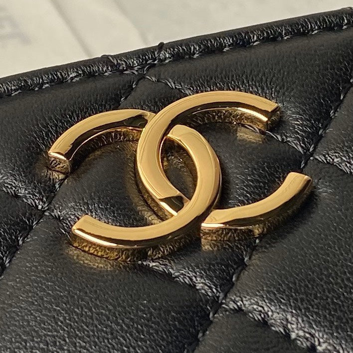 Pochette 24P avec chaîne 19 cm en cuir d'agneau noir