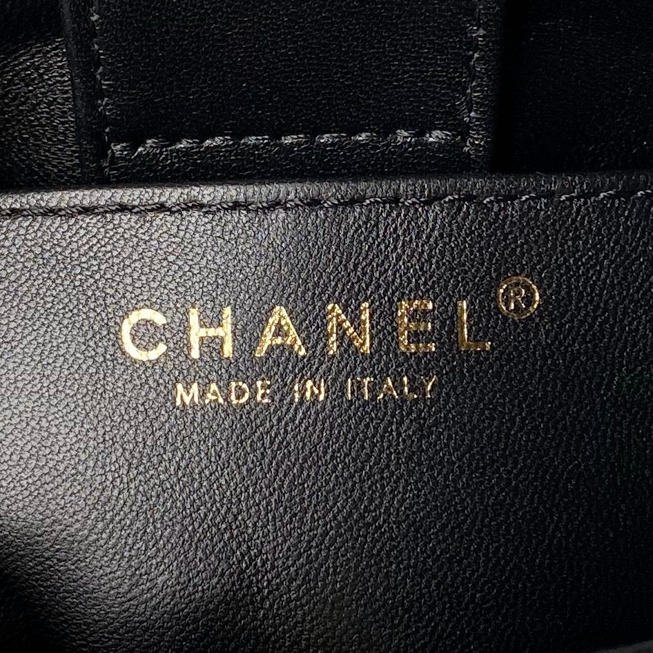 Pochette 24P avec chaîne 19 cm en cuir d'agneau noir