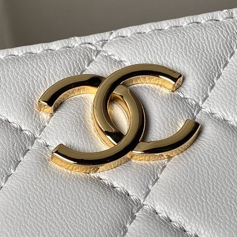 24P CLUTCH WITH CHAIN 19CM WHITE LAMBSKIN