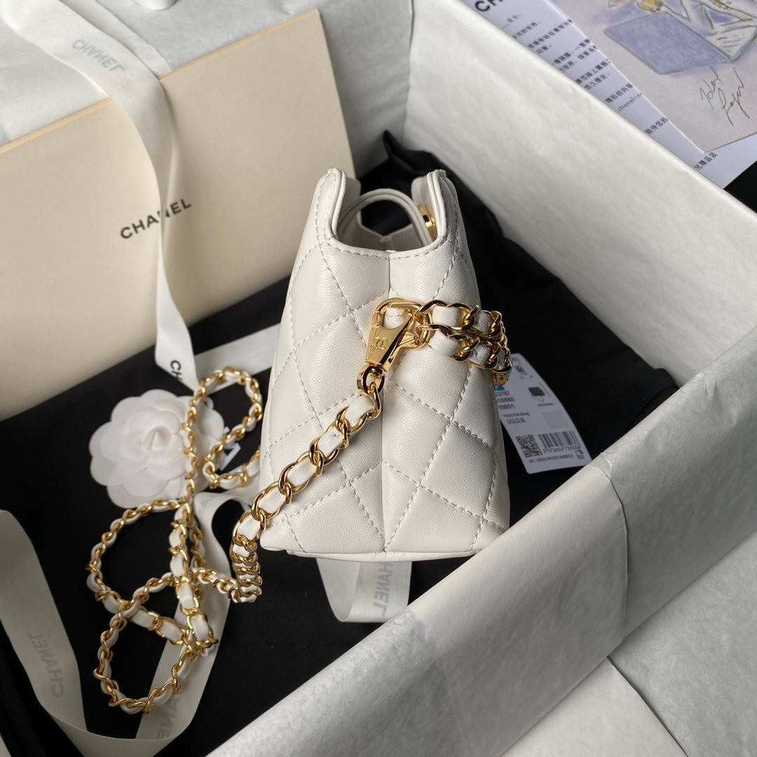 24P CLUTCH WITH CHAIN 19CM WHITE LAMBSKIN