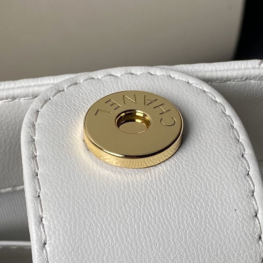 Pochette 24P avec chaîne 19 cm en cuir d'agneau blanc