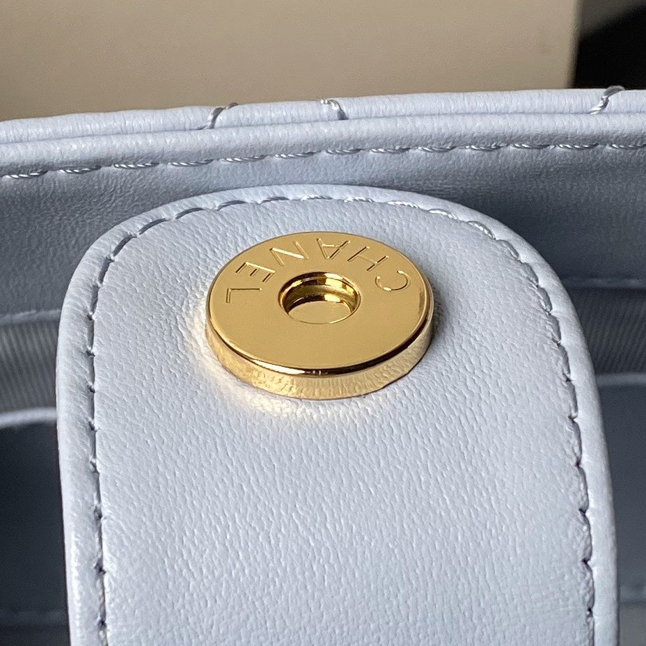 Pochette 24P avec chaîne 19 cm en cuir d'agneau bleu turquoise