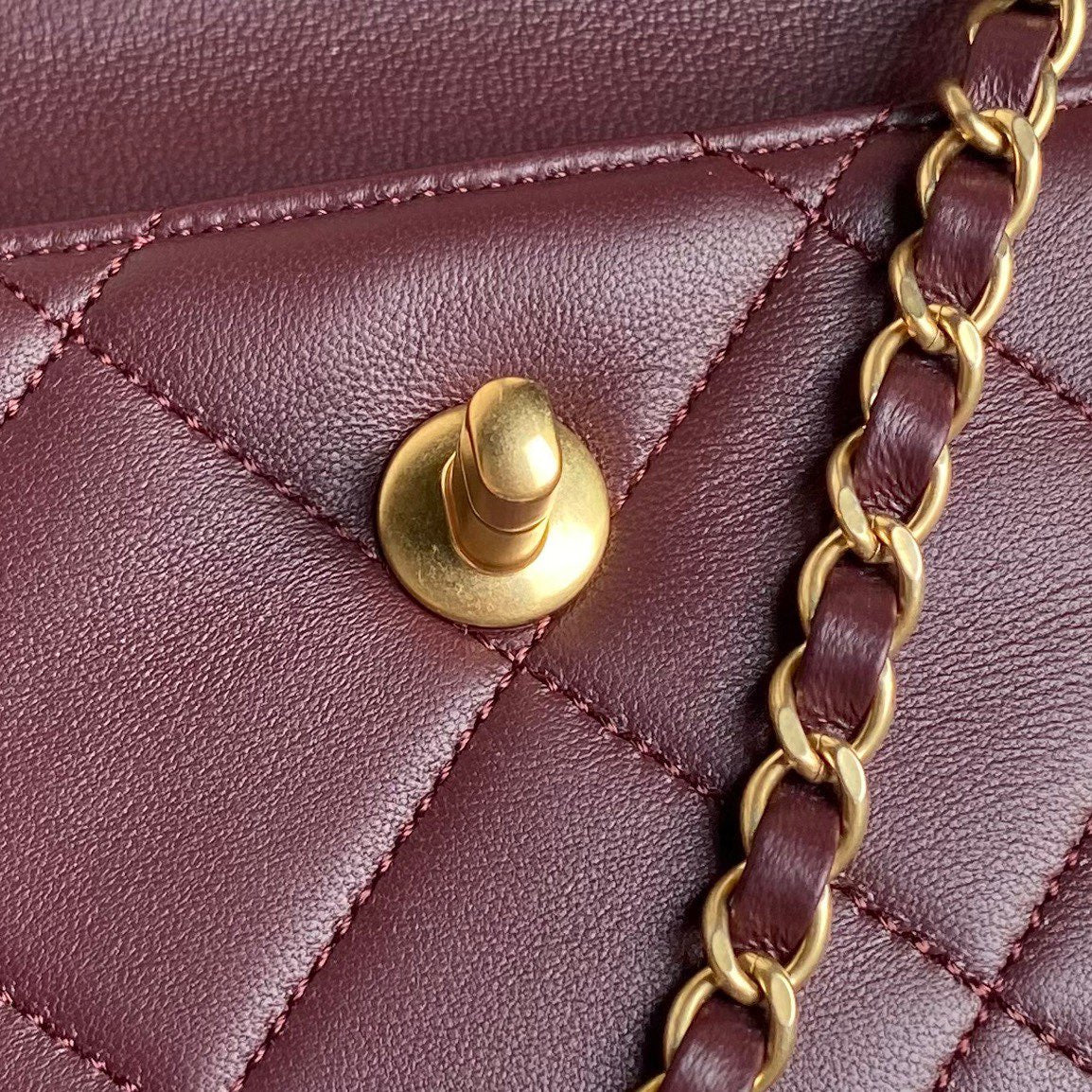 CC 24B CLUTH 25CM BURGUNDY LAMBSKIN