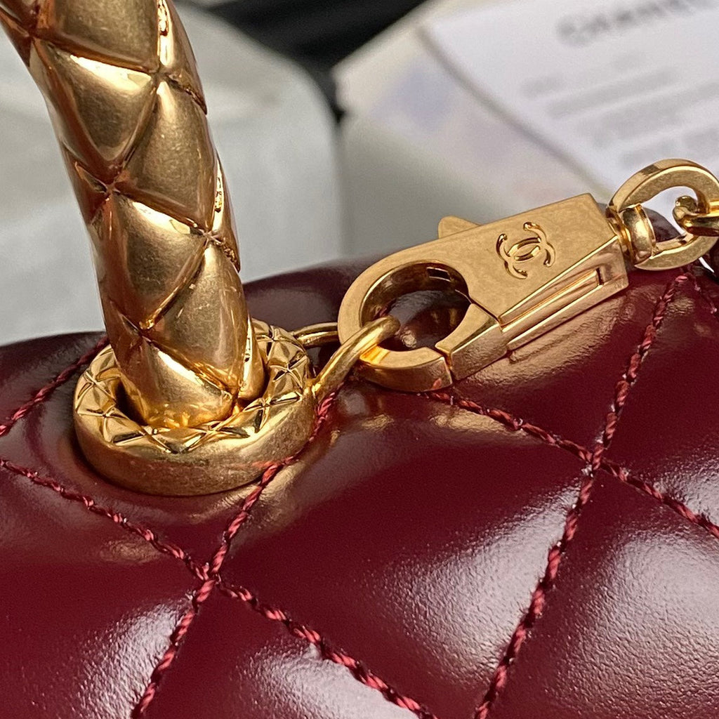CC 24A PETIT SAC À MAIN EN CUIR DE VEAU VERNI BORDEAUX 23 CM, QUINCAILLERIE DORÉE 
