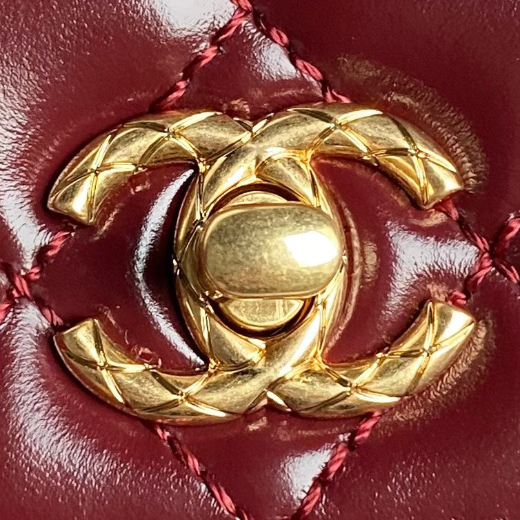 CC 24A PETIT SAC À MAIN EN CUIR DE VEAU VERNI BORDEAUX 23 CM, QUINCAILLERIE DORÉE 