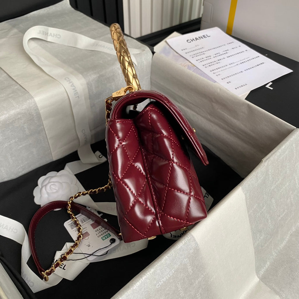CC 24A PETIT SAC À MAIN EN CUIR DE VEAU VERNI BORDEAUX 23 CM, QUINCAILLERIE DORÉE 