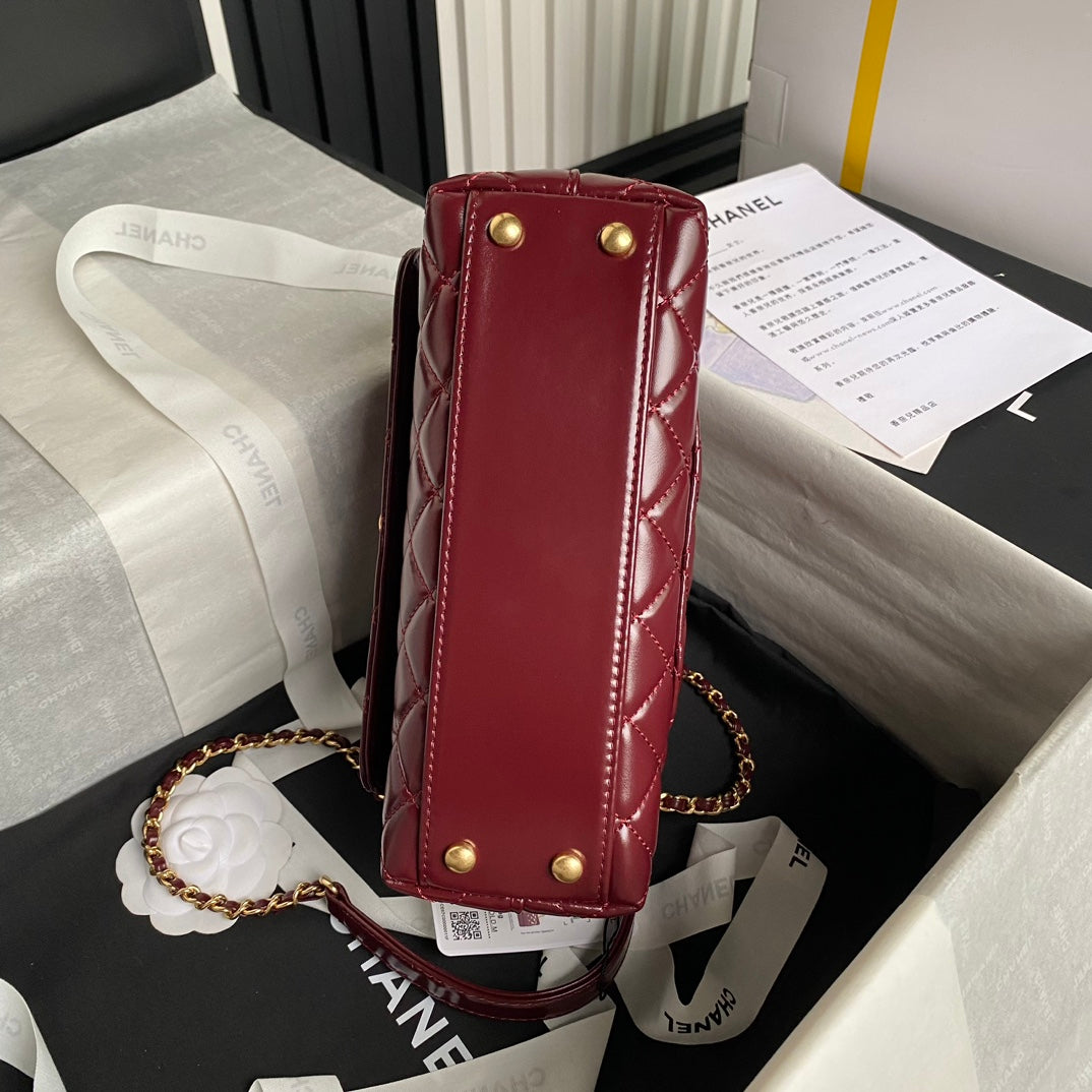 CC 24A PETIT SAC À MAIN EN CUIR DE VEAU VERNI BORDEAUX 23 CM, QUINCAILLERIE DORÉE 