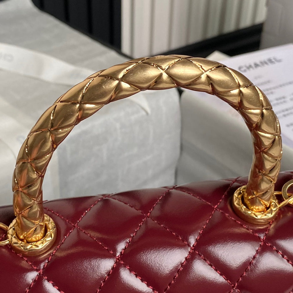 CC 24A PETIT SAC À MAIN EN CUIR DE VEAU VERNI BORDEAUX 23 CM, QUINCAILLERIE DORÉE 