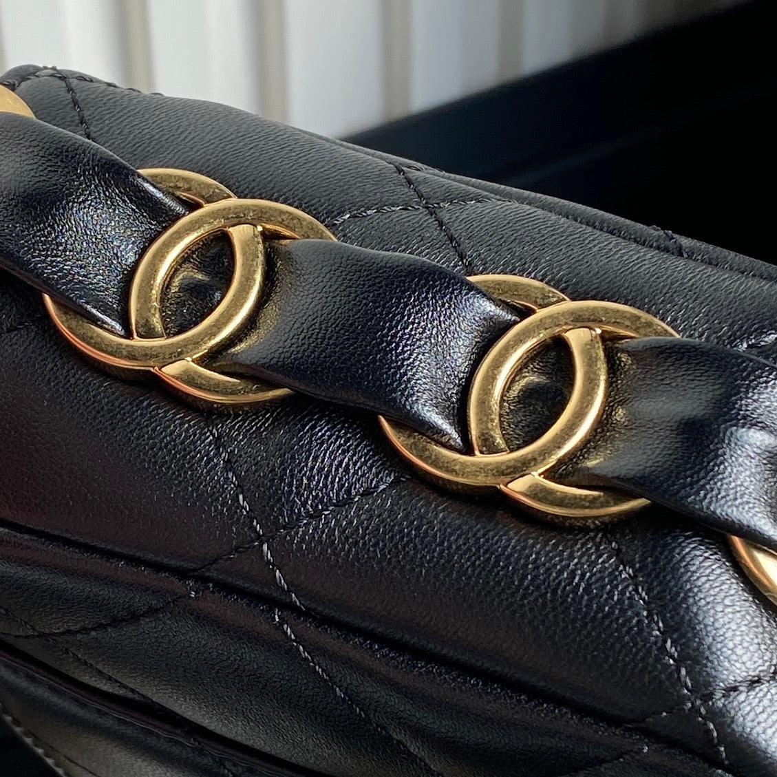 CC 24K MINI SAC À RABAT 21CM CUIR D'AGNEAU NOIR QUINCAILLERIE DORÉ