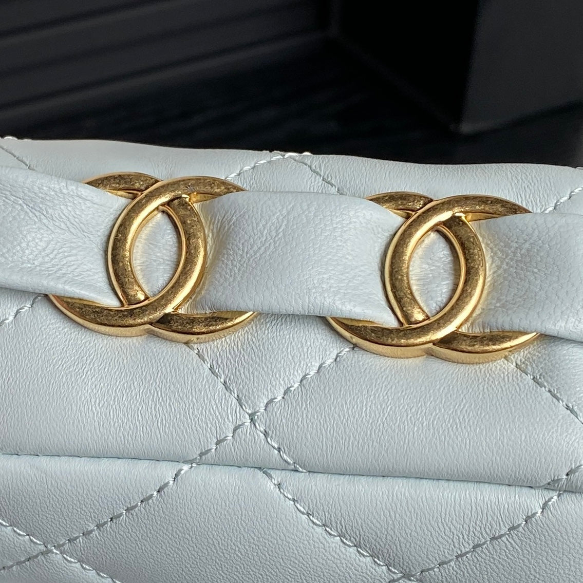 CC 24K MINI SAC À RABAT 21 CM BLEU NUAGE CUIR D'AGNEAU QUINCAILLERIE DORÉ