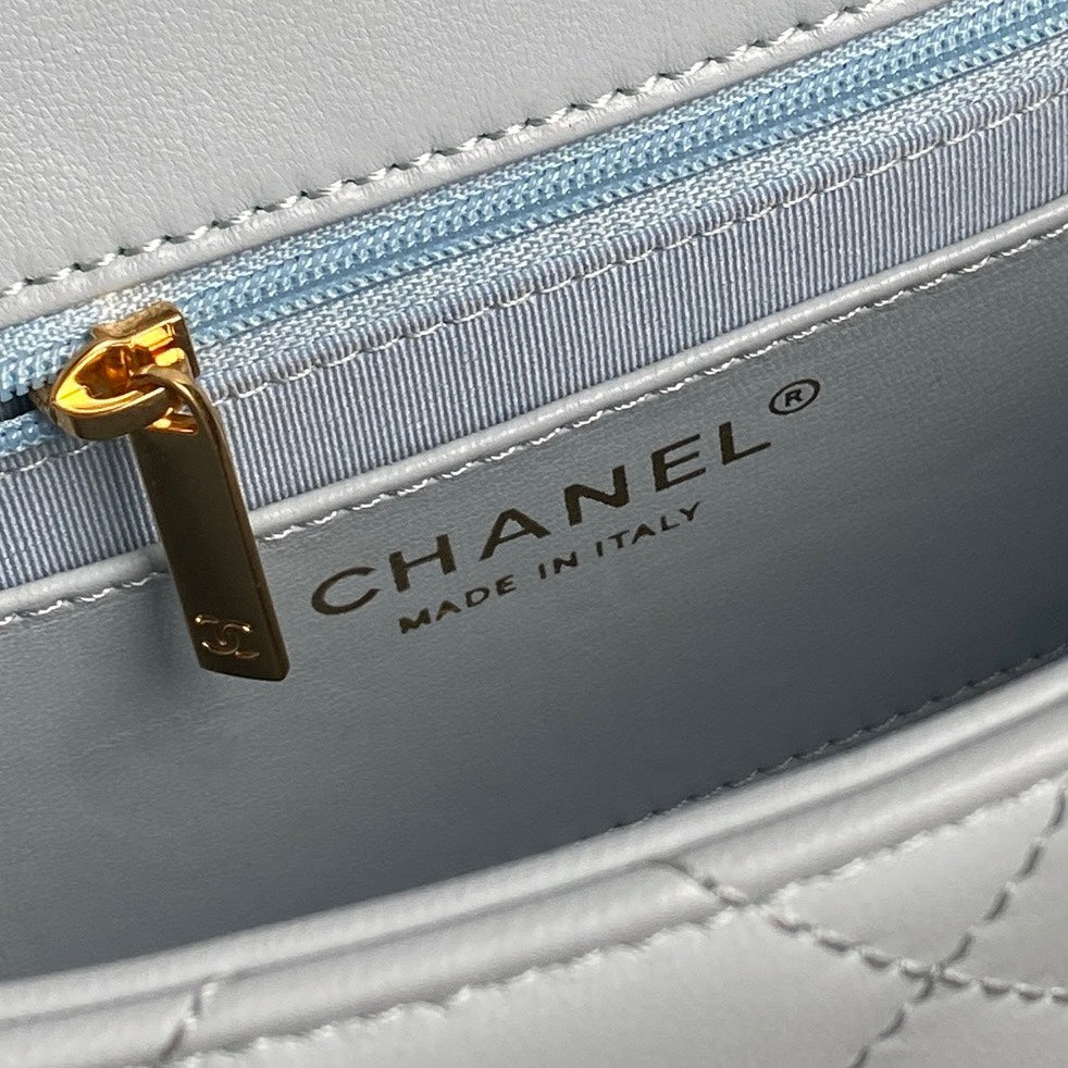 CC 24K MINI SAC À RABAT 21 CM BLEU NUAGE CUIR D'AGNEAU QUINCAILLERIE DORÉ