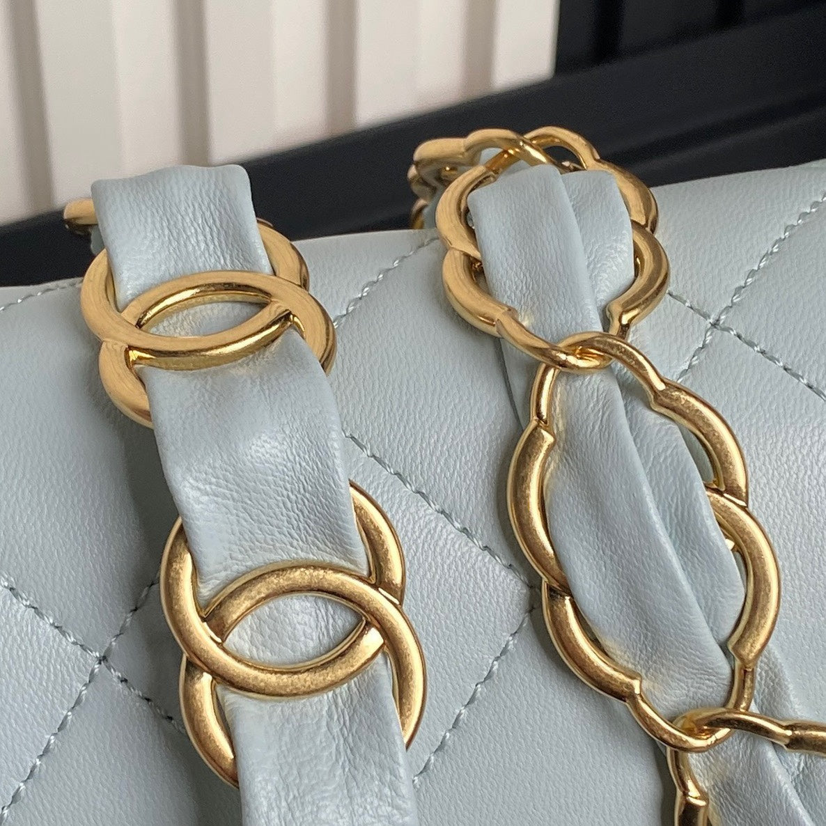 CC 24K MINI SAC À RABAT 21 CM BLEU NUAGE CUIR D'AGNEAU QUINCAILLERIE DORÉ