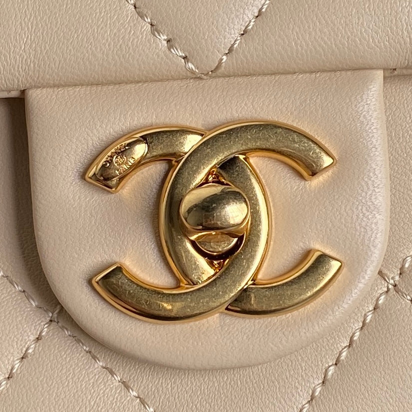 CC 24K MINI SAC À RABAT 21 CM CUIR D'AGNEAU BEIGE QUINCAILLERIE DORÉ