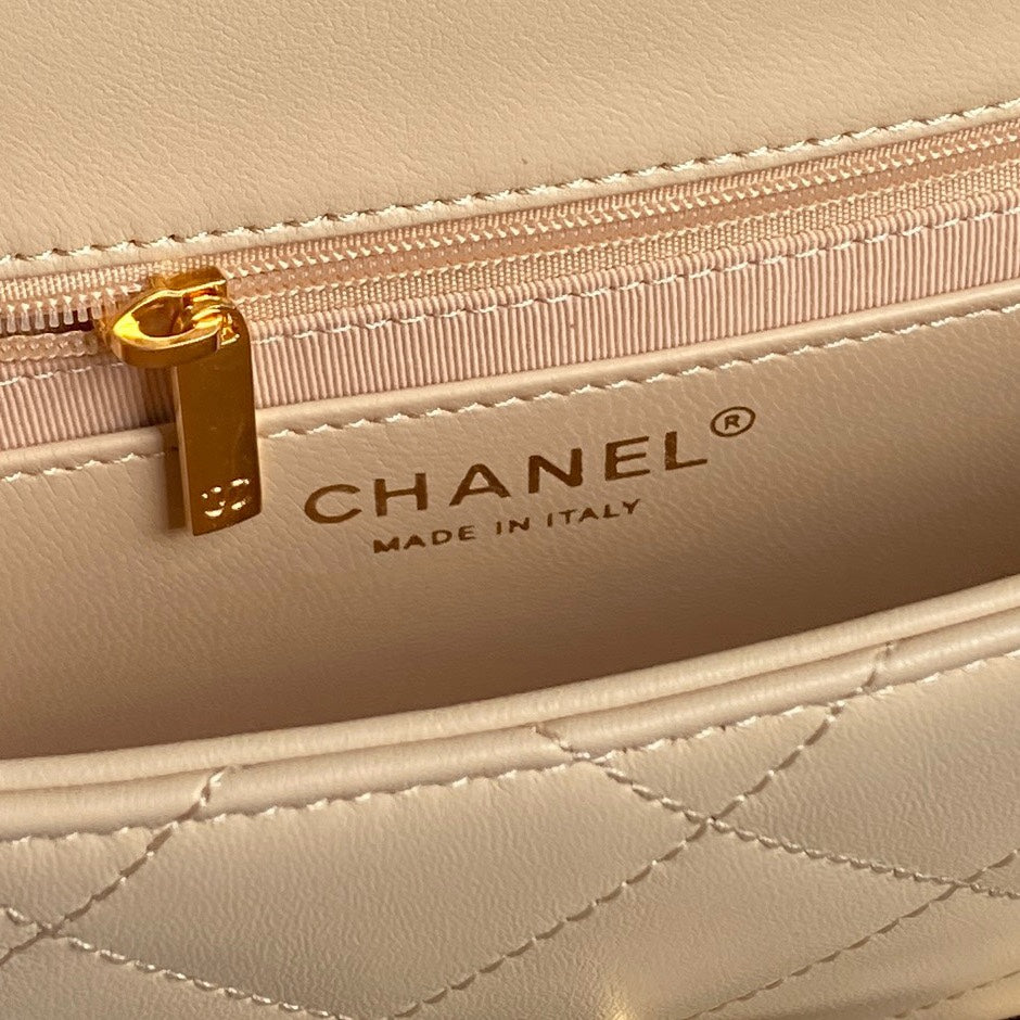 CC 24K MINI SAC À RABAT 21 CM CUIR D'AGNEAU BEIGE QUINCAILLERIE DORÉ