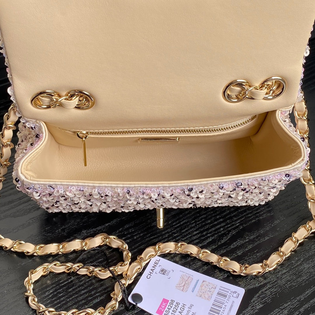 Sac à rabat CC 24 carats 20 cm en cuir d'agneau beige à paillettes blanches et roses