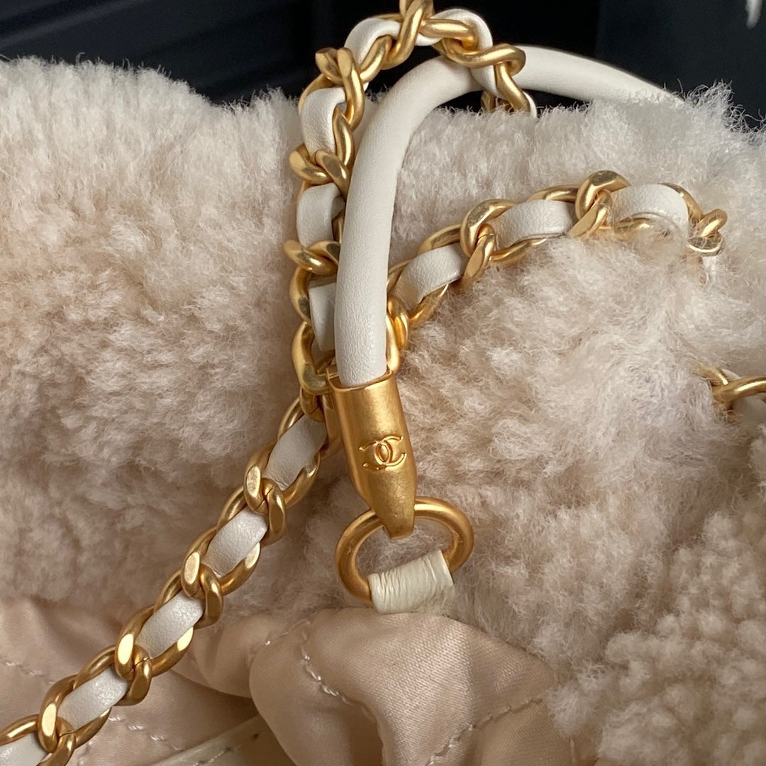 CC 24K HOBO 22 BAG 20CM BEIGE WOOL FUR