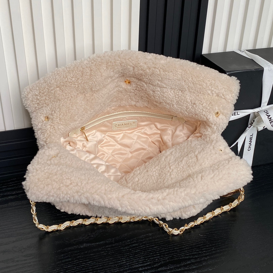 CC 24K HOBO 22 BAG 35CM BEIGE WOOL FUR