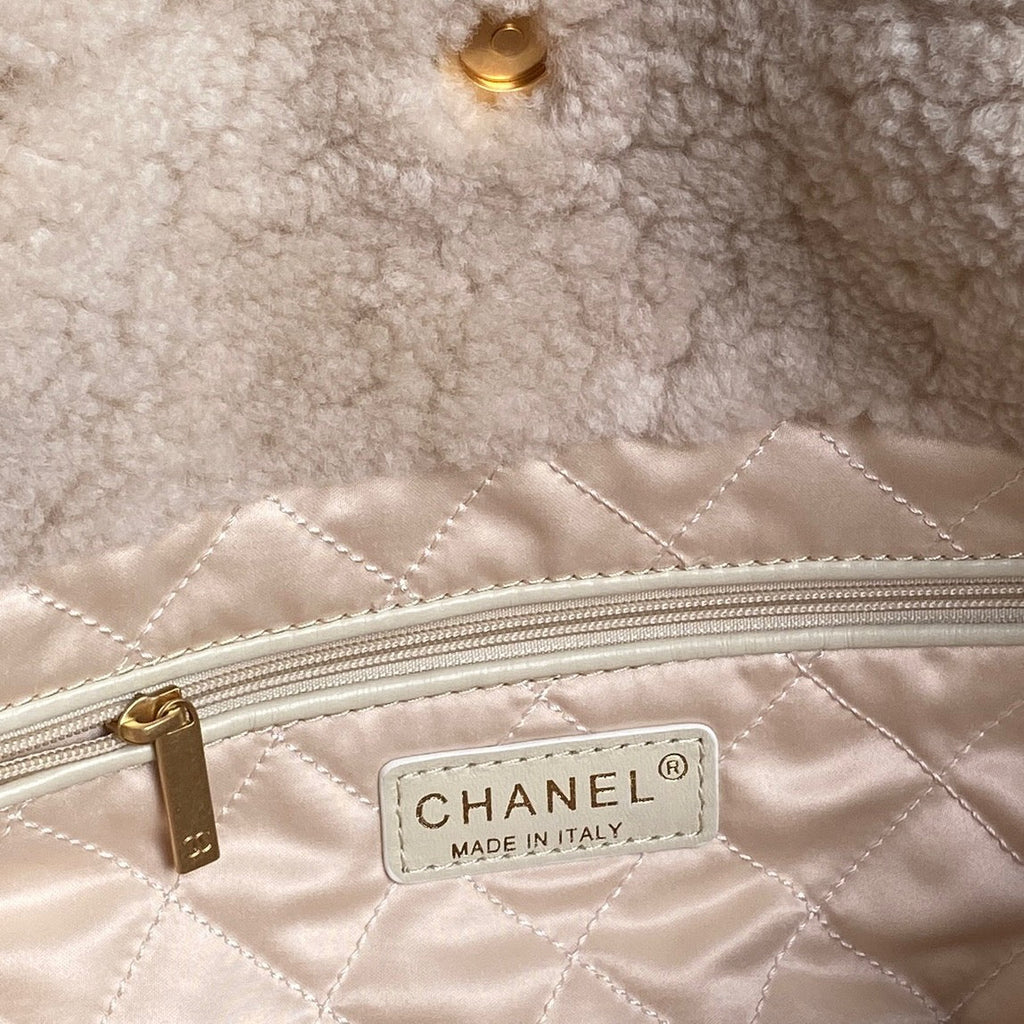CC 24K HOBO 22 SAC 35CM FOURRURE EN LAINE BEIGE 
