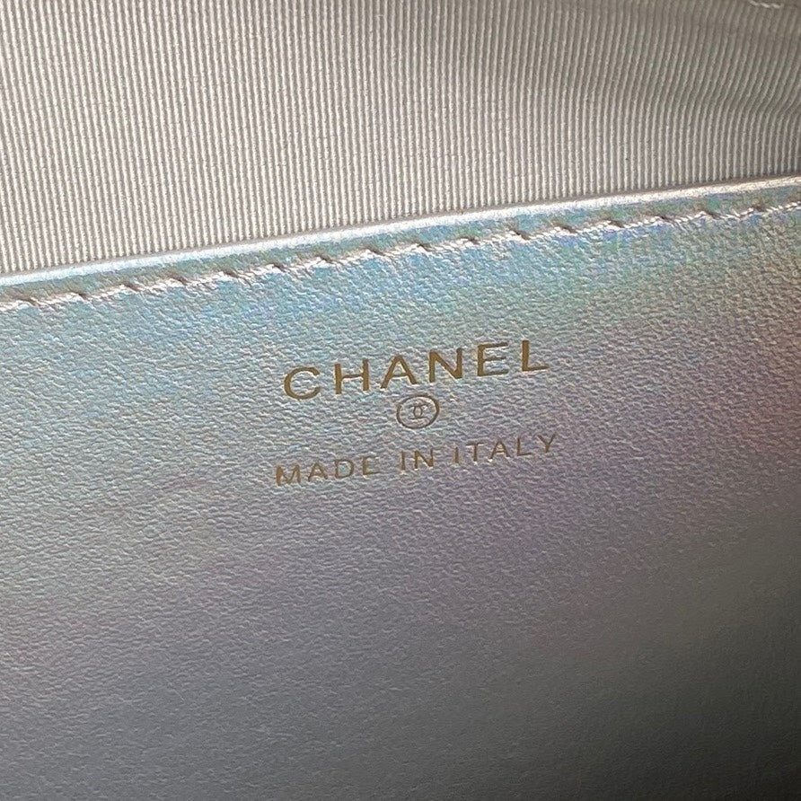 Pochette CC 25C avec bandoulière 21 cm en cuir de veau métallisé argent