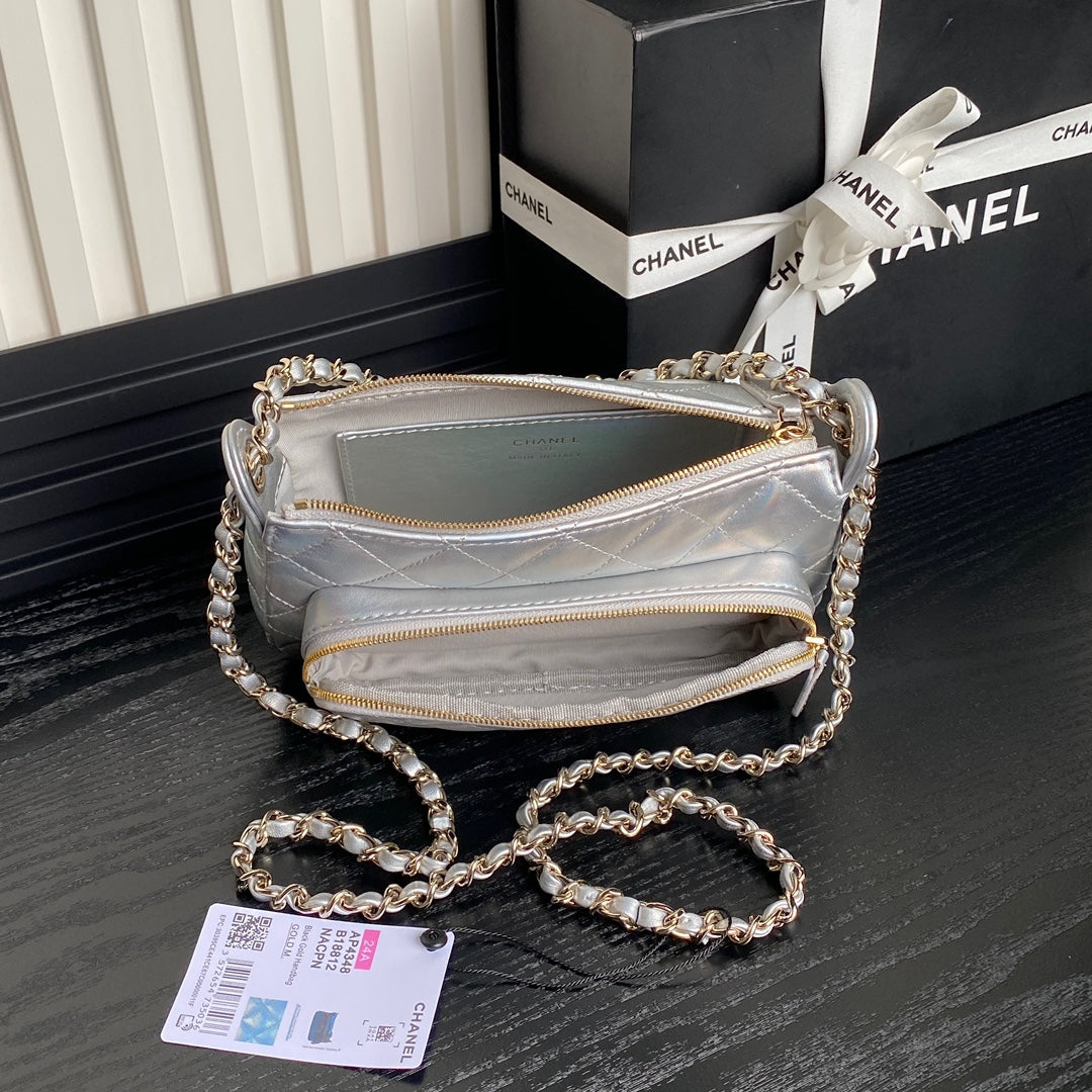 Pochette CC 25C avec bandoulière 21 cm en cuir de veau métallisé argent