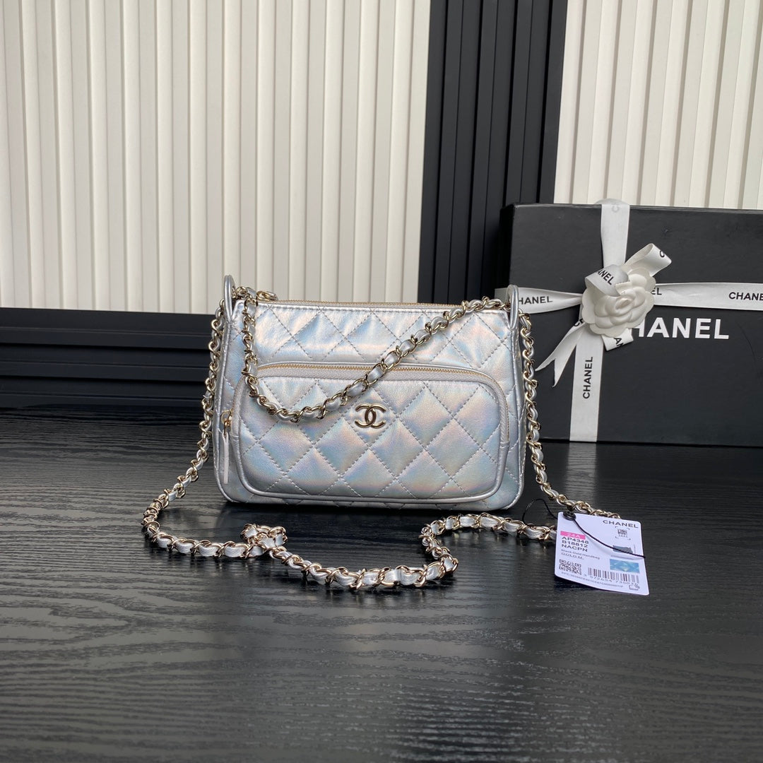 Pochette CC 25C avec bandoulière 21 cm en cuir de veau métallisé argent