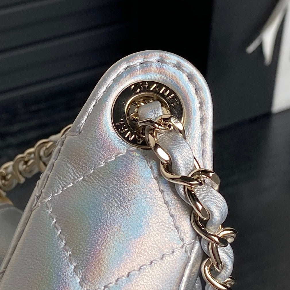 Pochette CC 25C avec bandoulière 21 cm en cuir de veau métallisé argent