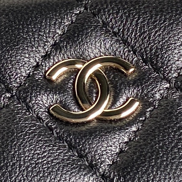 Pochette CC 25C avec bandoulière 21 cm en cuir de veau noir
