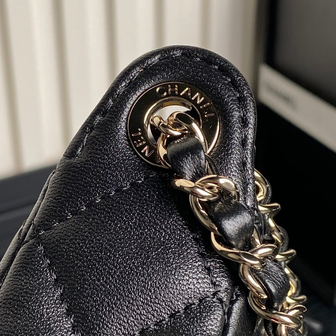 Pochette CC 25C avec bandoulière 21 cm en cuir de veau noir