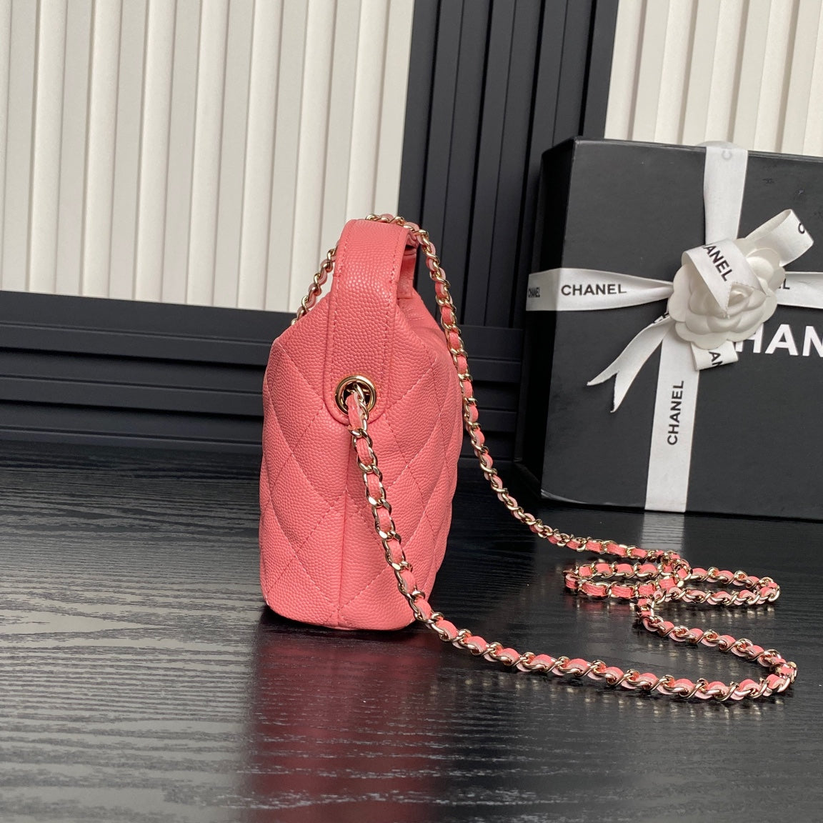 Sac Hobo CC 25C 21,5 cm avec poignée supérieure en cuir de veau grainé rose foncé