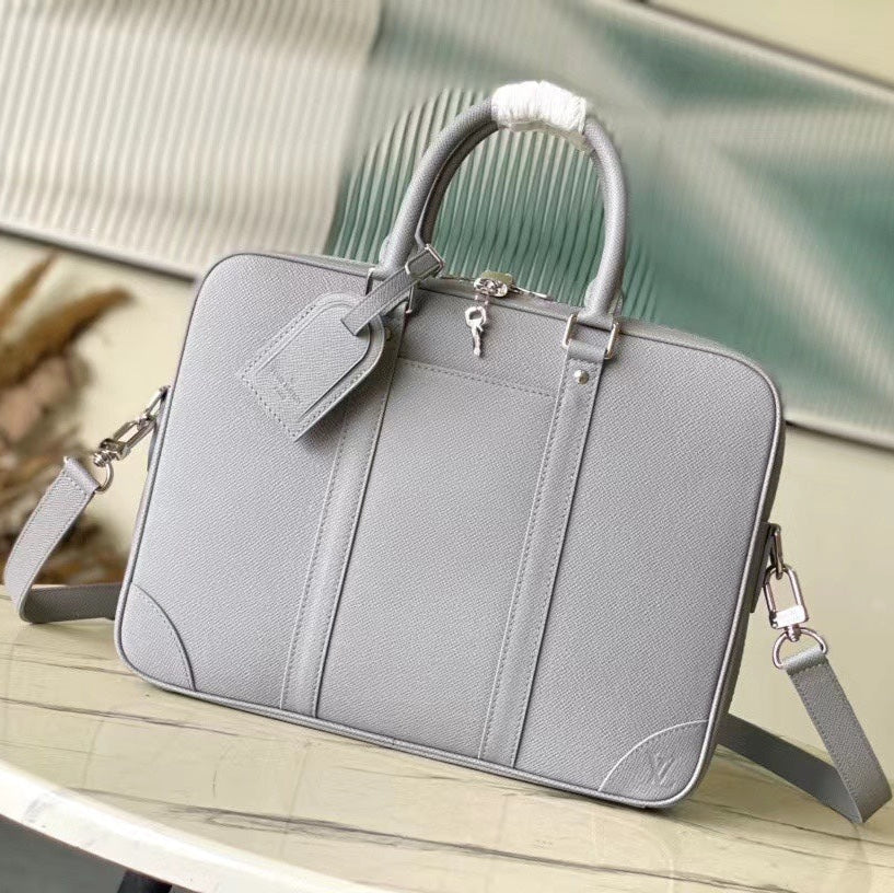 PORTE-DOCUMENTS VOYAGE PM 36 EN CUIR DE VEAU GRIS TOURTERELLE