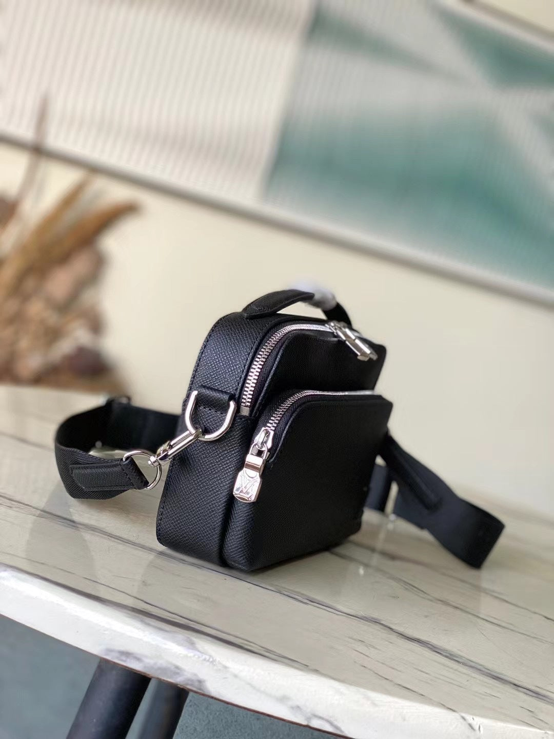 AVENUE MESSENGER 22 EN CUIR DE VEAU NOIR