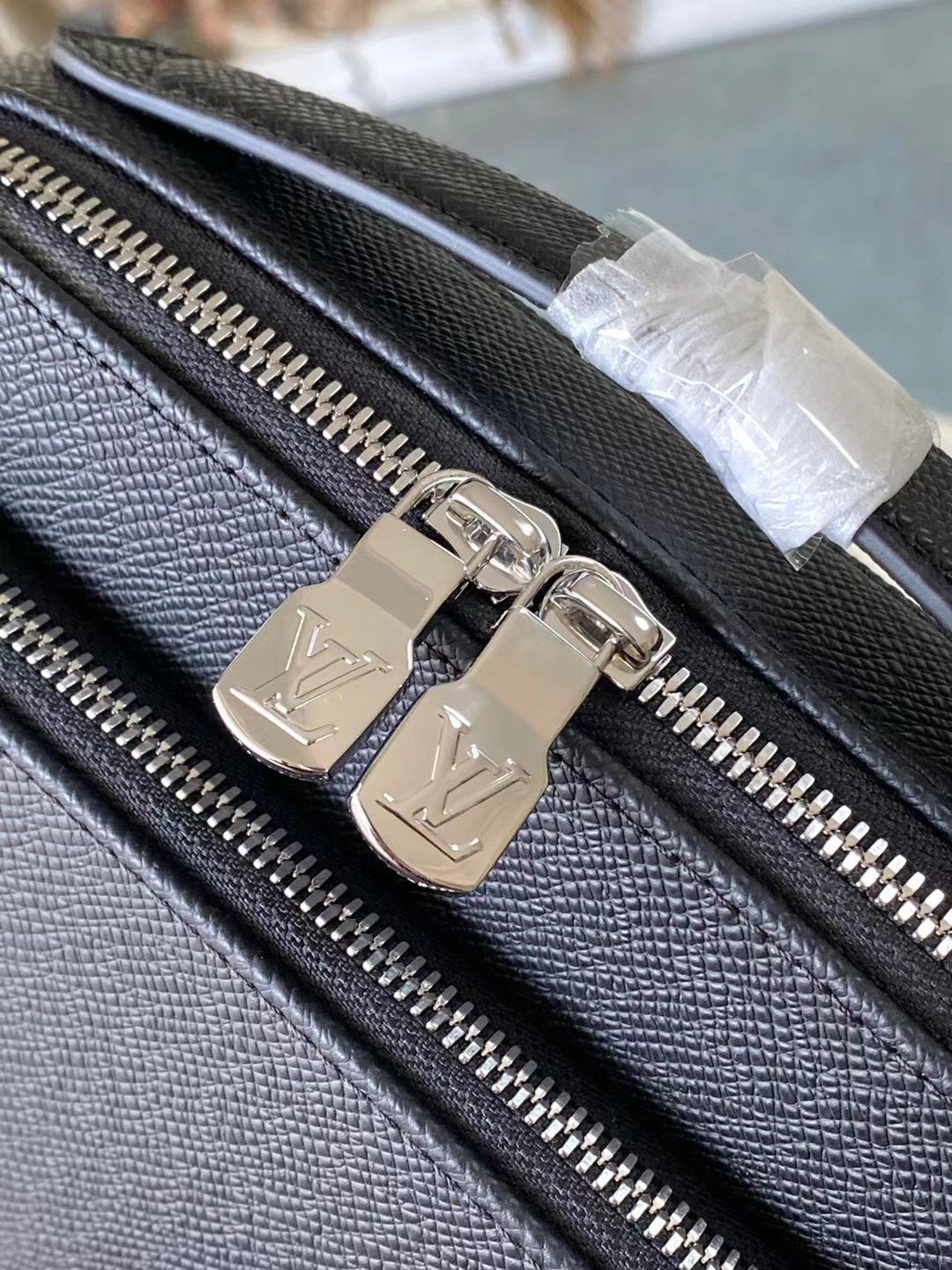 AVENUE MESSENGER 22 EN CUIR DE VEAU NOIR