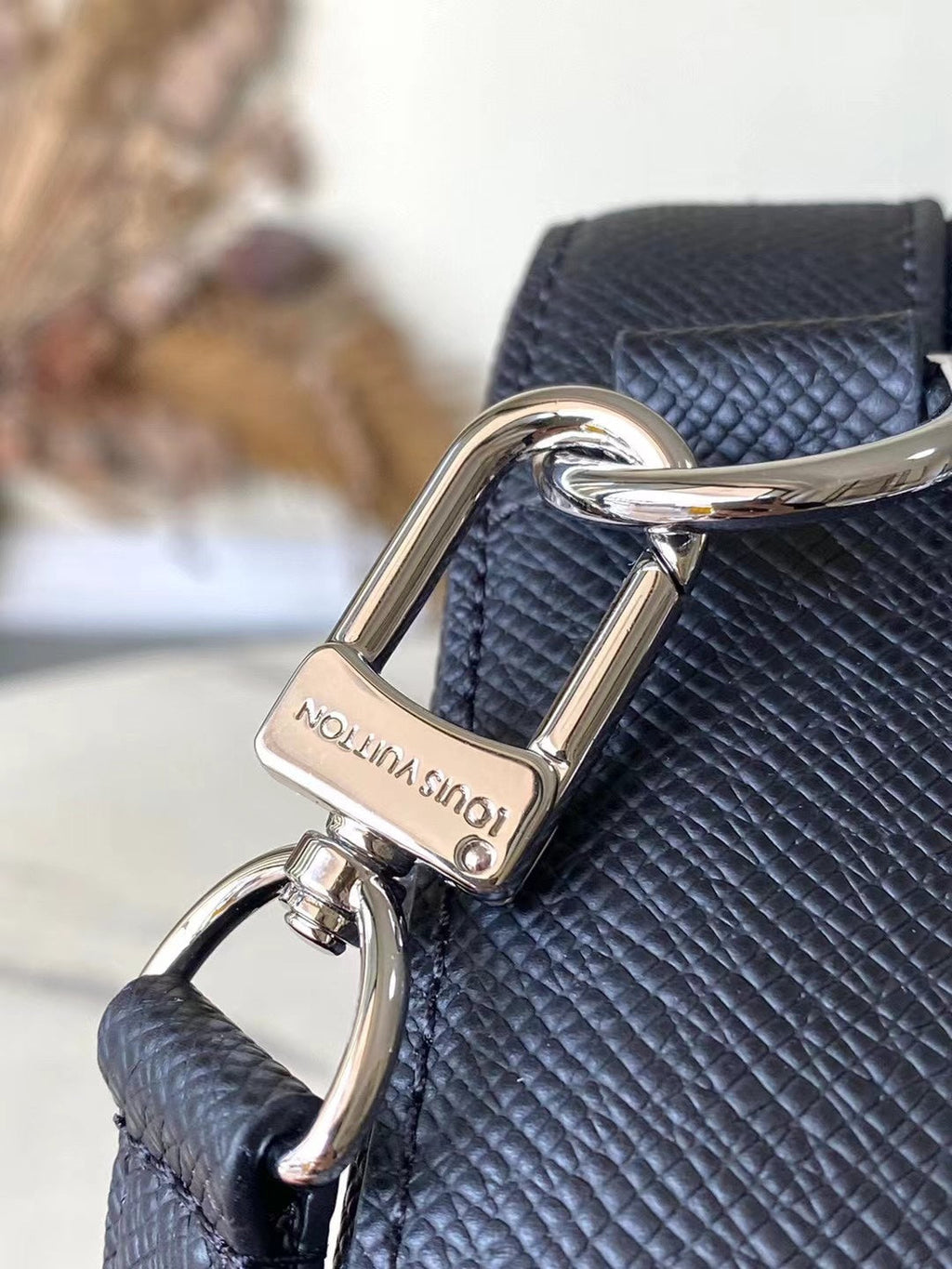 AVENUE MESSENGER 22 EN CUIR DE VEAU NOIR