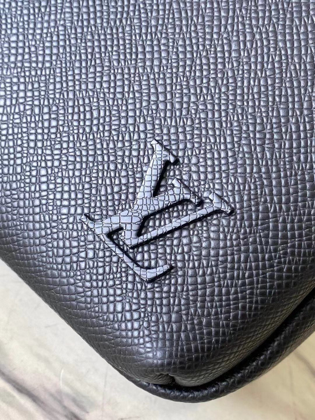 AVENUE MESSENGER 22 EN CUIR DE VEAU NOIR