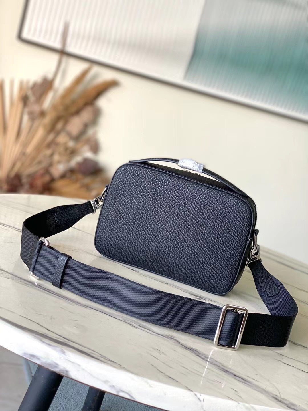 AVENUE MESSENGER 22 EN CUIR DE VEAU NOIR