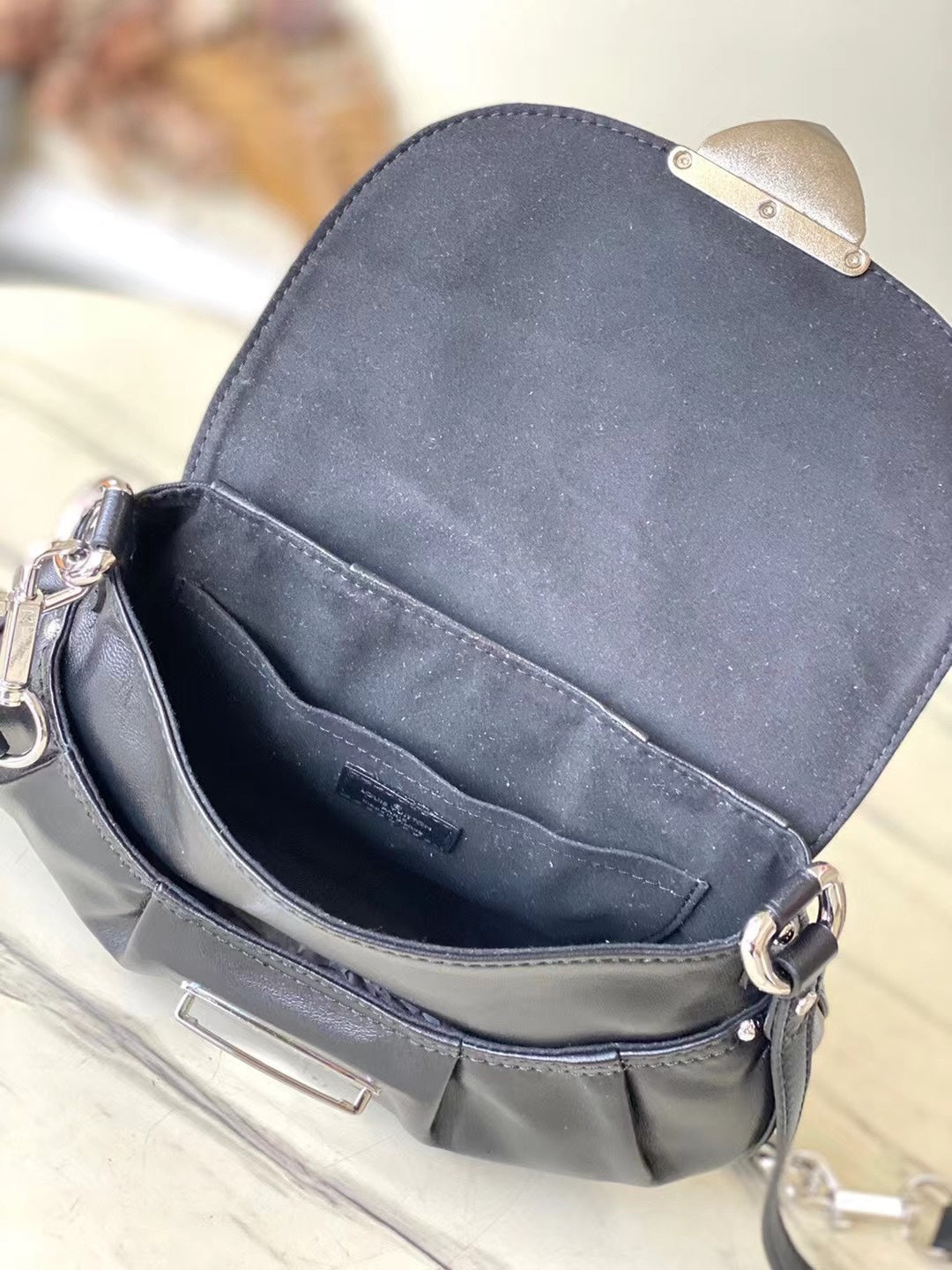 SUNSET VIBE 27 EN CUIR D'AGNEAU NOIR ET TOILE MONOGRAMME BOUCLE ARGENTÉE