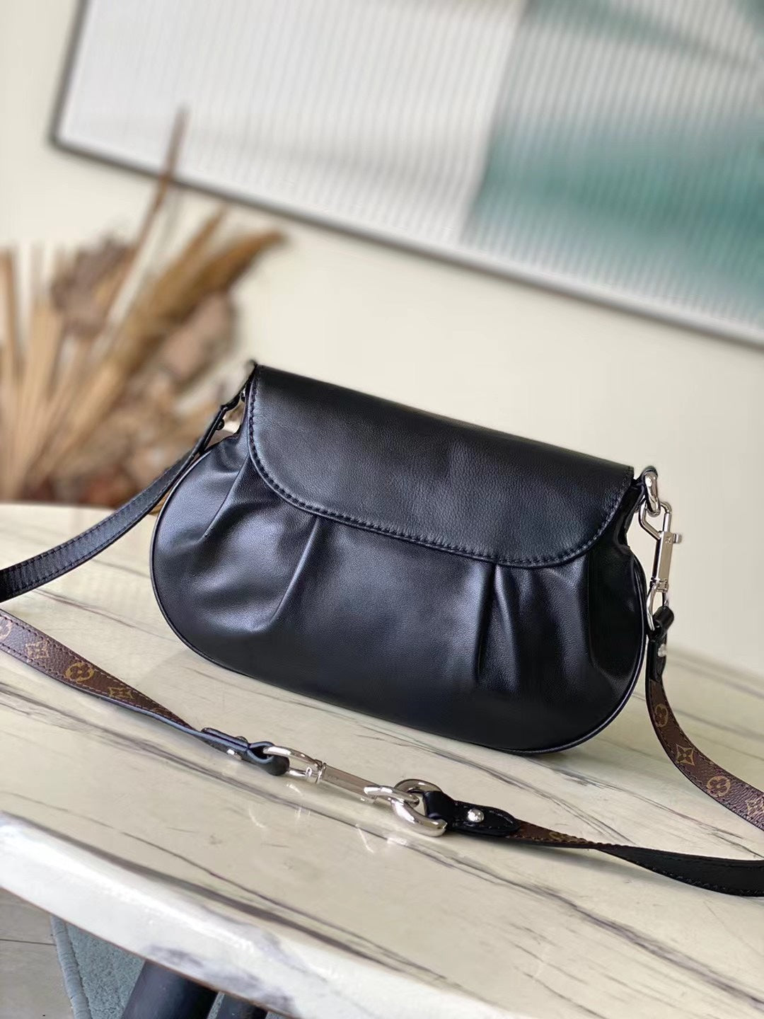 SUNSET VIBE 27 EN CUIR D'AGNEAU NOIR ET TOILE MONOGRAMME BOUCLE ARGENTÉE