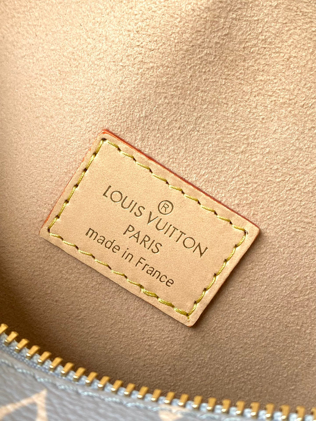 COFFRE LATÉRAL 21 PO GRIS CRÈME MONOGRAMME TOILE TRIANON QUINCAILLERIE DORÉ