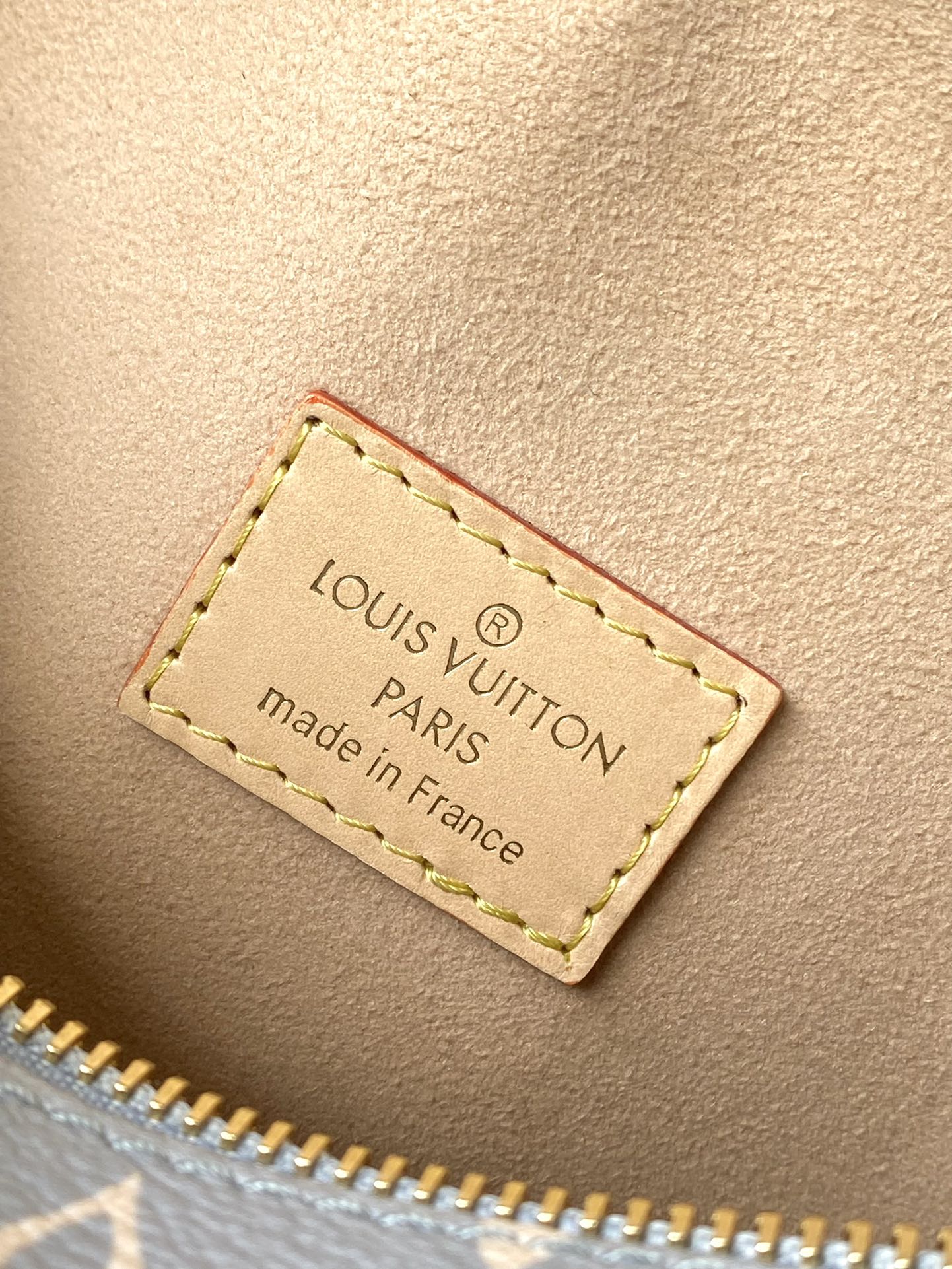 COFFRE LATÉRAL 21 PO GRIS CRÈME MONOGRAMME TOILE TRIANON QUINCAILLERIE DORÉ