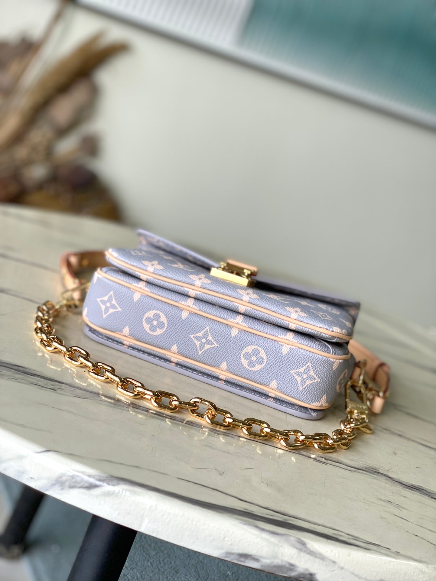 POCHETTE MÉTIS EAST WEST 21 EN TOILE TRIANON MONOGRAMME GRIS CRÈME QUINCAILLERIE DORÉ